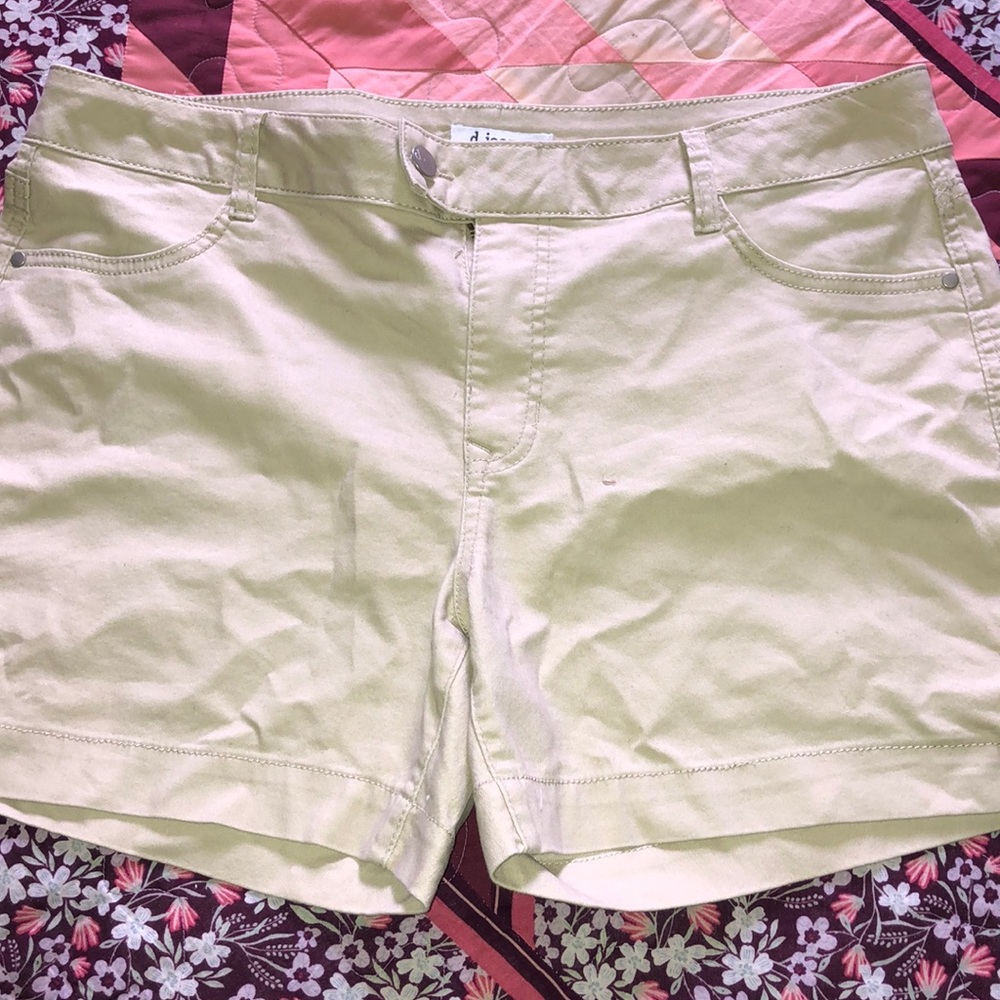 NWOT D.Jean khaki colored shorts